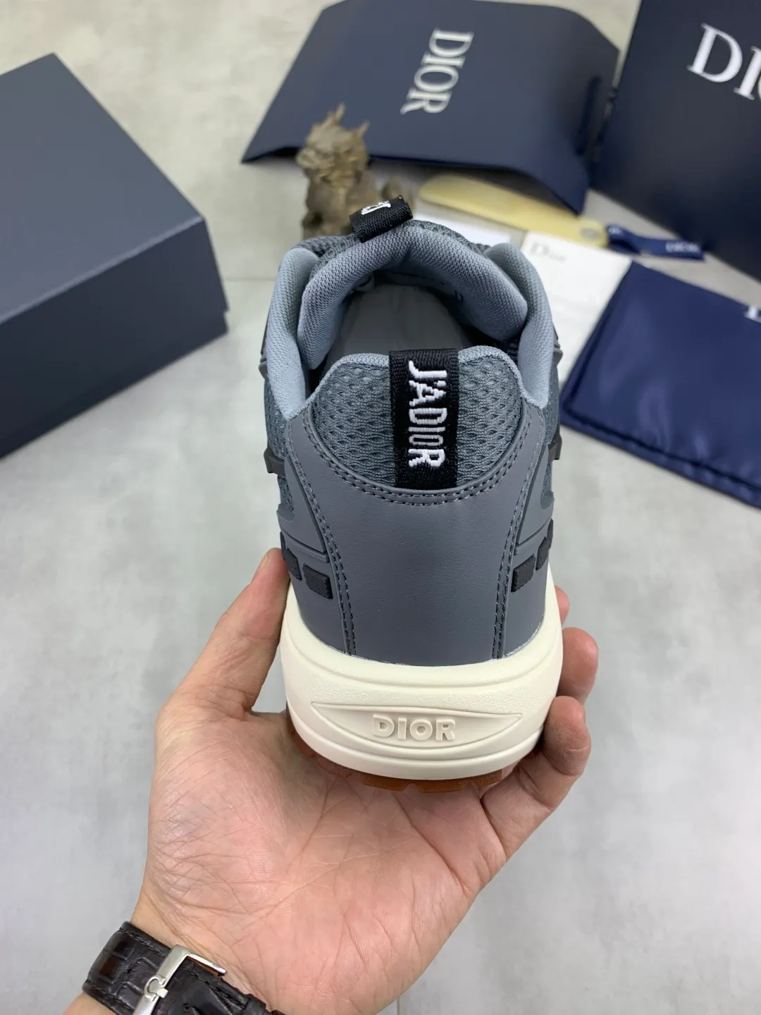 Men's Men's Shoes P600💰💎💎💎Top quality DIOR men's low-top sneakers series Newly launched this season, this low-top sneaker is one of the flagship styles of the series. Crafted from cowhide leather uppers combined with mesh and white technical fabric, it's finished with reflective graphic logos. Featuring logos on the heel and tongue, the extra-light sculpted rubber sole with signature embellishments enhances style, and internal stretch details create an ideal comfort fit that pairs well with a variety of casual looks. Shows fashionable and modern sports style Size:39-45 (38 46 customized)